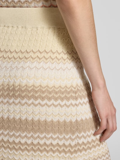 Frauenmodel trägt Strickrock mit elastischem Bund Modell 'Hopi' von MOS MOSH, Baumwoll-Mix, Gerader-Schnitt, Midirock, Label-Detail, Nahaufnahme Hüfte.