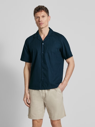 Männermodel trägt Regular Fit Freizeithemd aus reiner Baumwolle Modell 'RAYER_M' von BOSS Orange, gestreift, dunkelblau, Ganzkörperansicht von vorne.