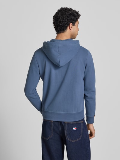 Männermodel trägt Sweatjacke mit Kapuze und Logo-Stitching von Superdry aus Baumwoll-Mix in Blau, Rückenansicht, Ganzkörperansicht Rückansicht.