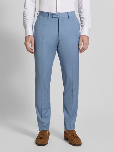Männermodel trägt hellblaue Straight Fit Anzughose mit Woll-Anteil Modell 'Tenuta' von Tiger Of Sweden, elastischer Material-Mix, Bügelfalten, Eingrifftaschen, Haken- und Reißverschluss, Ganzkörperansicht von vorne.