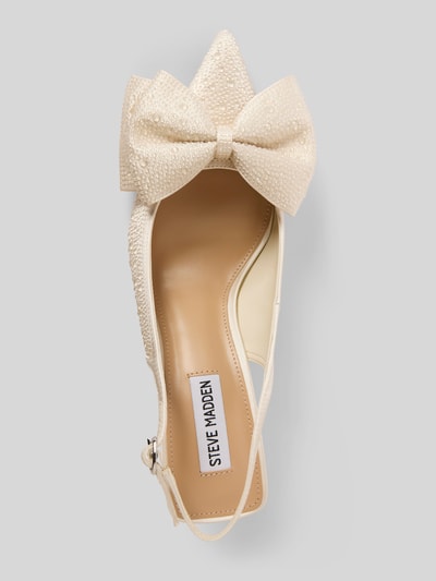 Produktfoto, cremefarbener Pumps mit Zierschleife Modell 'Neasa' von Steve Madden, spitze Form, offene Ferse, Zierbesatz, 9 cm Absatzhöhe.