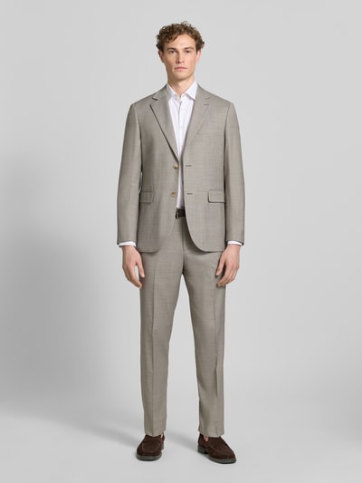 Männermodel trägt Sakko mit Pattentaschen Modell 'charles' von Matinique in Beige, Material-Mix mit Woll-Anteil, Regular-Fit, Ganzkörperansicht von vorne.