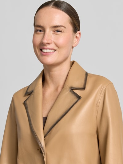 Frauenmodel trägt Lederjacke aus Lammnappa mit Reverskragen von Luisa Cerano, Regular-Fit, Knopfverschluss, AufgesetzteTaschen, Nahaufnahme Oberkörper.