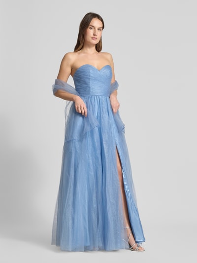 Modelka nosi Regular Fit Abendkleid mit Glitzer-Mesh von Mascara, niebieski, błyszcząca siateczka, krój regular fit, odkryte ramiona, taliowana linia, zakładki, A-linia, rozcięcie, długość tyłu w rozmiarze 36: 126 cm, szerokość w rozmiarze 36: 38 cm, ujęcie całej sylwetki z przodu.