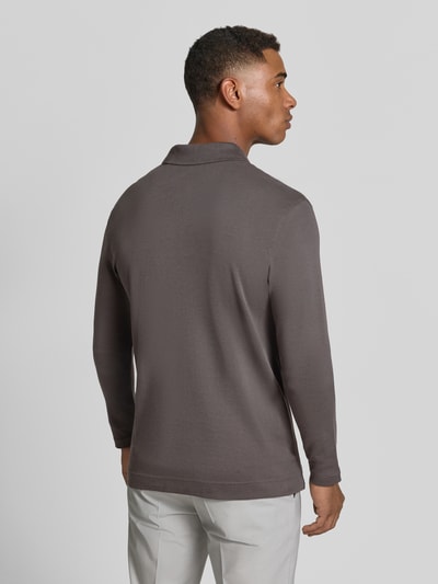 Männermodel trägt Regular Fit Poloshirt aus reiner Baumwolle von Christian Berg Men in Braun mit Polokragen, Ganzkörperansicht Rückansicht.
