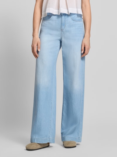 Vrouwenmodel draagt Wide Leg Jeans model 'FLARE' van Liu Jo White, mix van katoen en lyocell, steekzakken, lightblauwe denim, wide leg, ganzkörperansicht van voren.