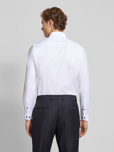Männermodel trägt Body Fit Businesshemd aus Baumwoll-Mix von OLYMP, glatter Stoff in Weiß, schwarze Hose, Ganzkörperansicht Rückansicht, Herren Businesshemd von OLYMP Level 5.
