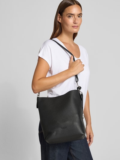 Vrouwenmodel draagt zwarte dames hobo bag met reliëflogo model 'LOHJA' van Seidenfelt, hoofdvak met magneetsluiting, verstelbare schouderband, logodetail hanger, ritsvak binnenin, maat 1: breedte 30 cm, lengte 29 cm, diepte 13 cm, bandlengte 84 cm, geheel van voren