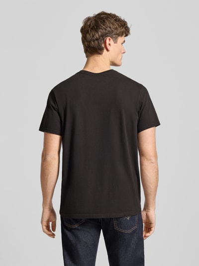 Männermodel trägt T-Shirt mit Label-Detail von Levi's®, schwarze Baumwolle, Relaxed Fit, Rückenlänge 70 cm, Ganzkörperansicht Rückansicht.