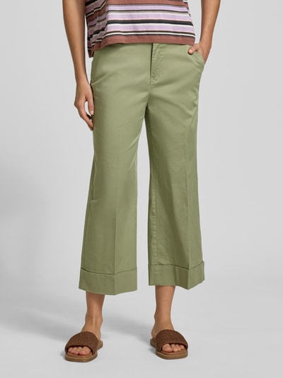 Frauenmodel trägt Wide Leg Culotte aus Baumwoll-Mix von s.Oliver RED LABEL in hellem Grün mit Bügelfalten und Eingrifftaschen, Nahaufnahme Unterkörper.