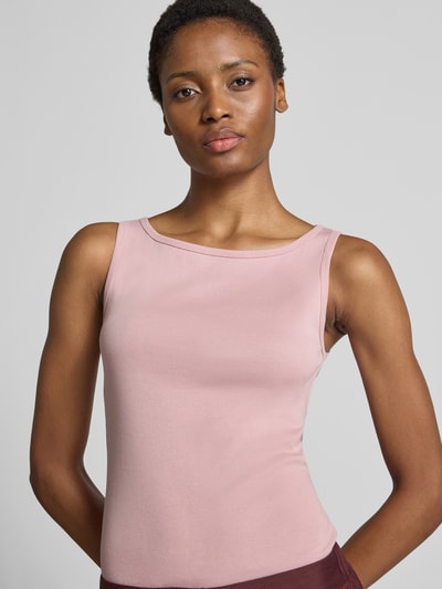 Frauenmodel trägt Regular Fit Tanktop aus reiner Baumwolle von Marc O'Polo in zartem Rosa, glatte Oberfläche, Nahaufnahme Oberkörper. Damen Tanktop von Marc O'Polo.