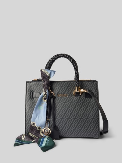 Produktfoto, Handtasche mit Label-Applikation im Allover-Look von Liu Jo White, Hauptfach mit Reißverschluss, Tragehenkel, Schulterriemen, Maße 27 cm Breite, 22 cm Länge, 10 cm Tiefe, Schulterriemenlänge 34 cm, strukturierte Oberfläche, dunkle Farben, goldene Details, Damen Handtasche.