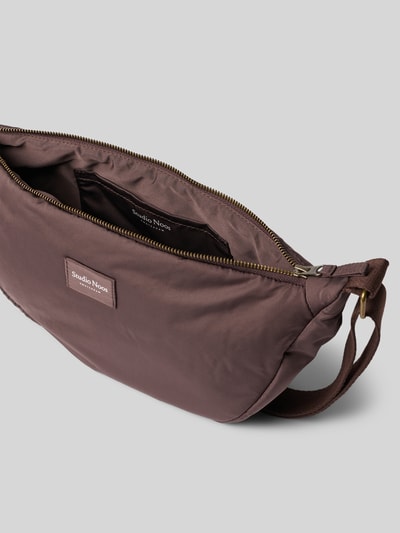 Produktfoto, braune Studio Noos Fanny Pack mit Logo-Detail Modell 'Puffy', Reißverschluss, verstellbarer Schulterriemen, glatte Oberfläche