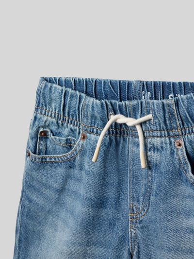 Produktfoto, Loose Fit Jeansshorts mit elastischem Bund von GAP aus Baumwoll-Lyocell-Mix, Tunnelzug, Eingrifftaschen, mittleres Blau, strukturierte Jeansoptik