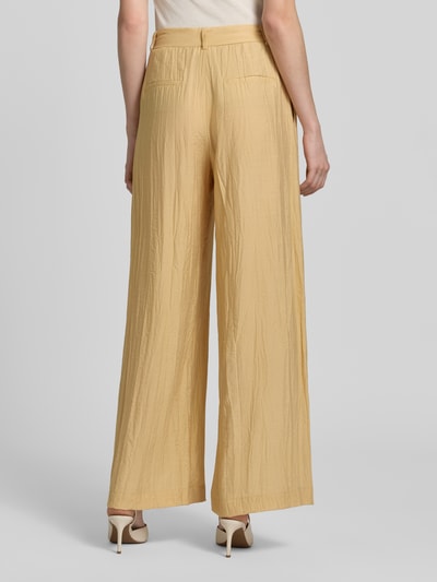 Frauenmodel trägt Hose aus Viskose-Mix in Crinkle-Optik von Jake*s Collection, Regular-Fit, Leinen-Viskose-Anteil, Gesäßtaschen, Ganzkörperansicht Rückansicht.
