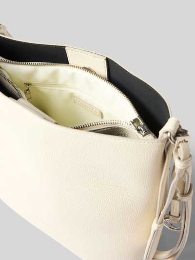 Produktfoto, Hobo Bag mit Logo-Prägung Modell 'LOHJA' von Seidenfelt in hellem Beige mit geprägter Struktur, Magnetverschluss, Reißverschlussfach innen, Anhänger mit Logo-Detail, Hauptfach, Schultergurt, Maße: Breite 30 cm, Länge 29 cm, Tiefe 13 cm, Länge Schulterriemen 84 cm