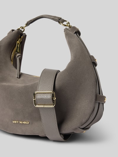 Produktfoto, Handtasche aus Kalbsleder Modell 'Lifetime Sister' von Hey Marly in Grau mit goldfarbenen Details, Label-Applikation und Schulterriemen, Hauptfach mit Reißverschluss, Maße 35x28x11 cm, Länge Schulterriemen 90 cm.
