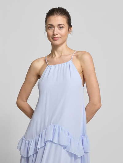 Frauenmodel trägt A-Linie Cocktailkleid mit Unterkleid Modell 'MACKENZIE' von Vero Moda in Hellblau, unifarben, Mesh, Volants, Nahaufnahme Oberkörper.