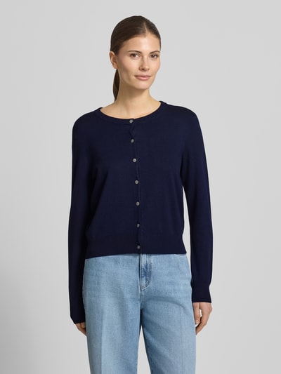 Frauenmodel trägt Regular Fit Cardigan aus Viskose-Mix von Christian Berg Woman, dunkelblau, Knopfleiste, Rundhalsausschnitt, Ganzkörperansicht von vorne.