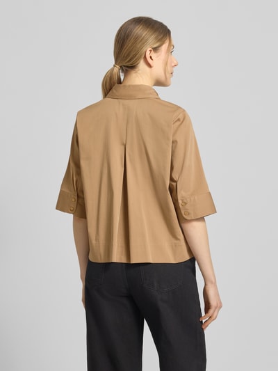 Männermodel trägt Boxy Fit Bluse mit verdeckter Knopfleiste von Milano Italy, bawełniana mieszanka z domieszką stretchu, kołnierzyk koszulowy, długość pleców 54 cm, długość rękawa 34 cm, kolor beżowy, prosta forma, miękka tekstura materiału, Ganzkörperansicht Rückansicht