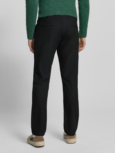 Männermodel trägt Straight Leg Hose aus atmungsaktivem Material Modell 'DENTON' von Tommy Hilfiger, Optik: Unifarben, Passform: Straight Leg, Logo-Print, Gürtelschlaufen, Knopf und verdeckter Reißverschluss, seitliche Eingrifftaschen, Gesäßtaschen, Ganzkörperansicht Rückansicht.
