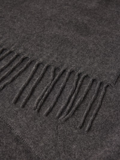 Produktfoto, Schal mit Fransen von Christian Berg Men, rechteckige Form, unifarbenes Design in Grau, weiche Textur, Detailaufnahme, Herren Schal