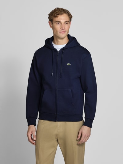 Mannenmodel draagt Regular Fit sweatjack van katoenmix van Lacoste, donkerblauw met steekzakken, Heren sweatjack, vooraanzicht bovenlichaam