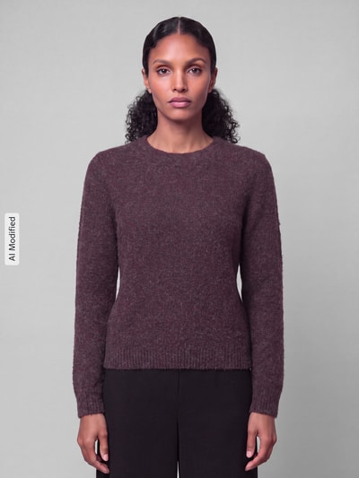Frauenmodel trägt Regular Fit Pullover mit Rundhalsausschnitt Modell 'DOFFY' von VERO MODA in Dunkelbraun, strukturierte Oberfläche, Ganzkörperansicht von vorne, KI-modifiziertes Bild.
