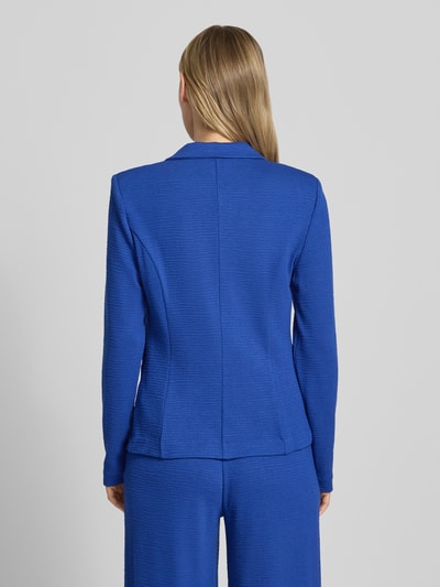 Frauenmodel trägt Slim Fit Blazer aus Viskose-Mix Modell 'KATE LUMINA' von ICHI in Blau mit Reverskragen, Knopfverschluss, Paspeltaschen; Damen Blazer mit Stretch-Anteil, Rückenlänge 59 cm, Brustweite 43 cm, Ärmellänge 49 cm, Ganzkörperansicht Rückansicht.