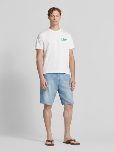 Männermodel trägt weißes Herren T-Shirt mit Label-Prints Modell 'PORTLAND' von MC2 Saint Barth aus reiner Baumwolle, Regular-Fit, Ganzkörperansicht von vorne.