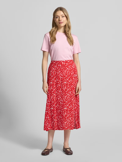 Frauenmodel trägt Midirock aus Viskose im Allover-Look Modell 'MARRAKECH' von ICHI, rote Grundfarbe mit weißen Tupfen, Gerader-Schnitt, Bundweite bei Größe S: 38 cm, Gesamtlänge bei Größe S: 86 cm, Ganzkörperansicht von vorne.