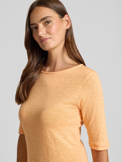 Vrouwenmodel draagt T-shirt met U-boot-hals van Christian Berg Woman, puur katoen, regular fit, gemêleerd design, ruglengte maat S 58 cm, detailopname bovenlichaam.