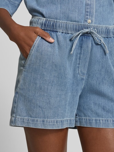 Kobieta nosi Straight Fit Shorts in Denim-Optik Modell 'Musia' od OPUS z czystej bawełny, elastyczny ściągacz, szerokość w rozmiarze 36: 38 cm, długość wewnętrzna 10 cm, zbliżenie na górną część nóg