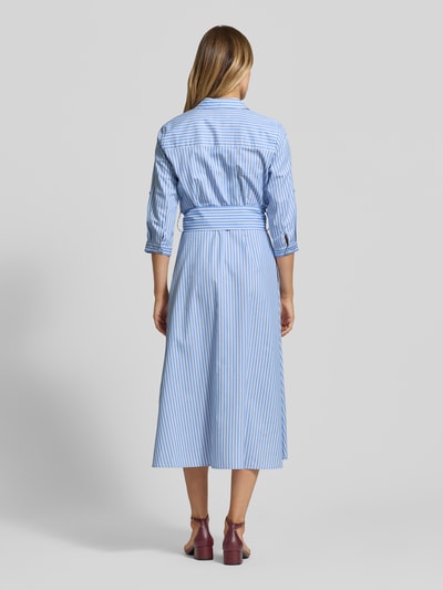 Modelka nosi Hemdblusenkleid aus Baumwoll-Viskose-Mix mit Bindegürtel von Milano Italy, niebiesko-białe paski, długość midi, kołnierzyk koszulowy, pasek, A-linia, plecy długość w rozmiarze 36: 123 cm, szerokość w rozmiarze 36: 44 cm, długość rękawa w rozmiarze 36: 28 cm, widok całej sylwetki od tyłu