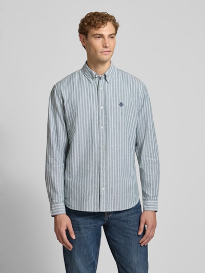 Mannelijk model draagt Regular fit vrijetijdsoverhemd uit puur katoen met labelstitching en button-downkraag van MCNEAL, voorkant geheel in beeld. Ruglengte maat M: 76 cm, schouderbreedte: 48 cm, mouwlengte: 66 cm.
