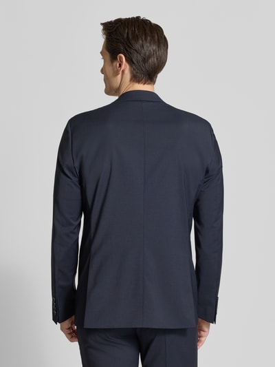 Männermodel trägt Slim Fit 2-Knopf-Sakko mit Pattentaschen Modell 'Allen' von DIGEL in Dunkelblau, Reine Viskose, Ganzkörperansicht Rückansicht. Rückenlänge 73 cm, Schulterbreite 35 cm, Ärmellänge 65 cm bei Größe 50.