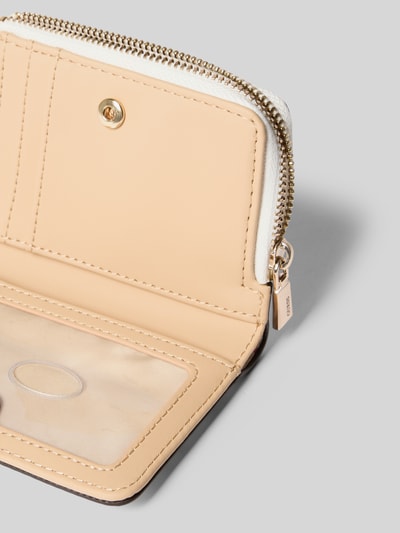 Produktfoto, Portemonnaie mit Label-Detail Modell 'EMELIE' von Guess in Beige, Hauptfach mit Reißverschluss, diverse Einsteckfächer, Innenraumstruktur und Reißverschlussfach innen, kurze Trageschlaufe, glatte Textur, schlichte rechteckige Form.