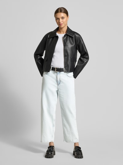 Frauenmodel trägt Straight Fit Jeans im 5-Pocket-Design Modell 'Joybird' von American Vintage aus reiner Baumwolle, hellblauer Denim, Bundweite 39 cm, Innenbeinlänge 64 cm, Ganzkörperansicht von vorne.