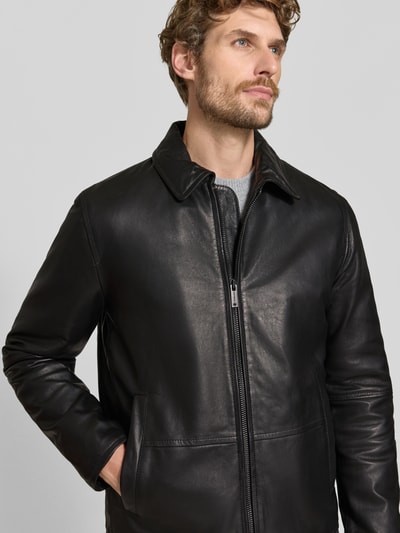 Männermodel trägt schwarze Regular Fit Jacke aus echtem Lammleder Modell 'KELLAN' von Strellson, Herren Leder- / Kunstlederjacke, Nahaufnahme Oberkörper.