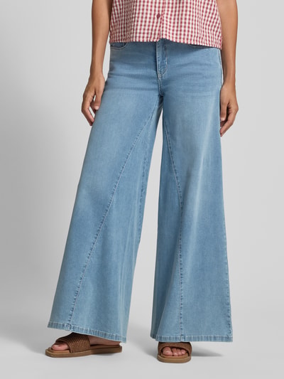 Frauenmodel trägt Wide Fit Jeans mit Zierschleife von MAC, hellblaue Farbe, Baumwoll-Mix, 5-Pocket-Design, Ganzkörperansicht von vorne.