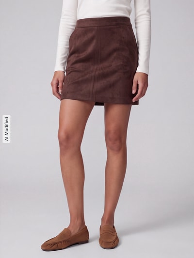 Vrouwenmodel draagt Ausgestellter Mini-Rock uit pure katoen model 'DONNADINA' van VERO MODA, bruin, gestructureerd oppervlak, Ganzlichaamsaanzicht van voren, KI-modified beeld.