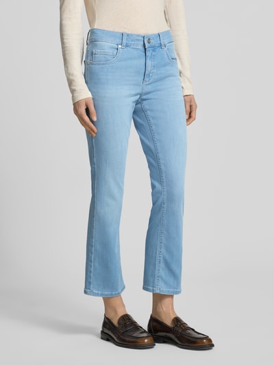 Vrouwenmodel draagt Jeans in verkürzter Passform Modell 'Lene' van Angels, katoenmix met stretch, used-look, lichte blauwtint, cropped pasvorm, bandwijdte maat 36: 40 cm, binnenbeenlengte maat 36: 64 cm. Ganzkörperansicht van voren.