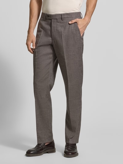 Männermodel trägt Slim Fit Anzughose mit Bügelfalten von Christian Berg Men, Material-Mix mit Viskose-Anteil, Strukturmuster, Ganzkörperansicht von vorne.