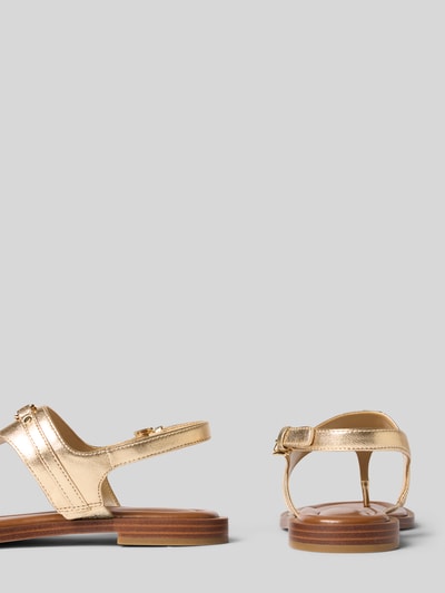 Produktfoto, Sandalen aus echtem Leder Modell 'Mandy' von MICHAEL Michael Kors w kolorze złotym, detal z logo, gładka podeszwa, wysokość obcasa 1 cm, zaokrąglony czubek, krój dopasowany, rozmiar 39