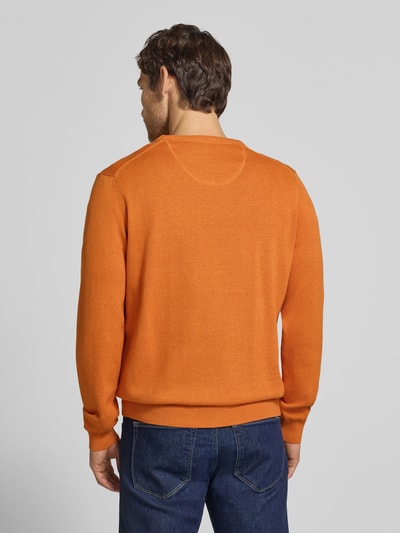 Männermodel trägt Strickpullover mit Label-Strickerei von Fynch-Hatton in Orange, reine Baumwolle, gerader Schnitt, Rückenansicht, Ganzkörperansicht Rückansicht.