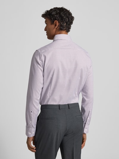 Męskimodel nosi Slim Fit Business Koszula z bawełny z kołnierzykiem typu button down od SEIDENSTICKER, długość tyłu 78 cm, szerokość ramion 42 cm, długość rękawów 65 cm, wzór w drobną kratkę, odcienie fioletu i bieli, faktura gładka, widok całej sylwetki z tyłu.
