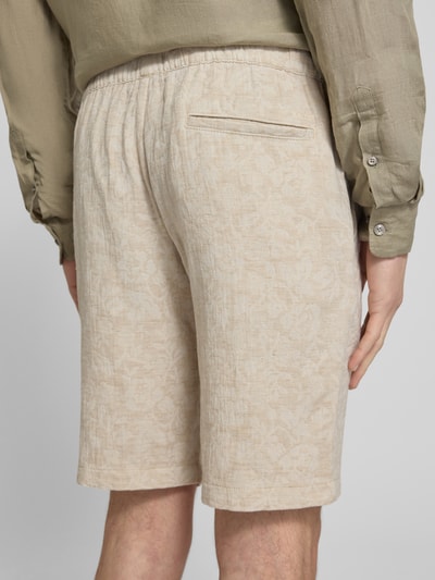 Männermodel trägt Bermudas mit elastischem Bund und Gesäßtasche von MCNEAL, beiger Allover-Look, Baumwoll-Mix mit Leinen-Anteil, Regular-Fit, Gesäßtasche, Ganzkörperansicht Rückansicht.
