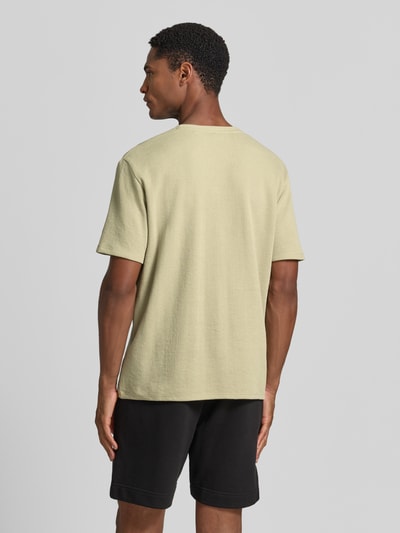 Männermodel trägt Regular Fit T-Shirt aus Baumwoll-Mix von BOSS, Optik: Unifarben, Struktur: Waffelstruktur, Ganzkörperansicht Rückansicht.
