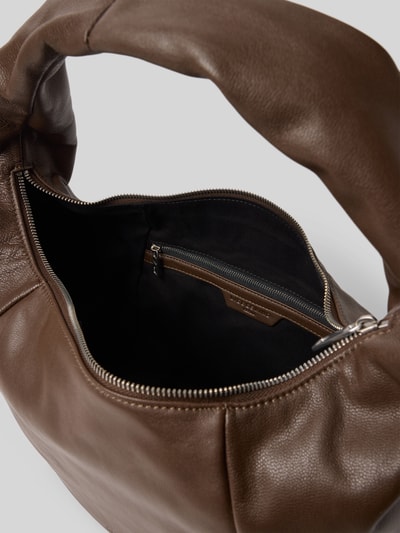 Produktfoto, Hobo Bag mit Label-Detail Modell 'FARRAH' von LIEBESKIND BERLIN, braunes Leder, Hauptfach mit Reißverschluss, Innenfach, 40x26x20 cm, Schulterriemen 68 cm.