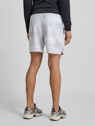 Männermodel trägt Shorts mit elastischem Bund von Under Armour, Lockerer-Schnitt, Label-Print, französische Eingrifftaschen, Ganzkörperansicht Rückansicht.